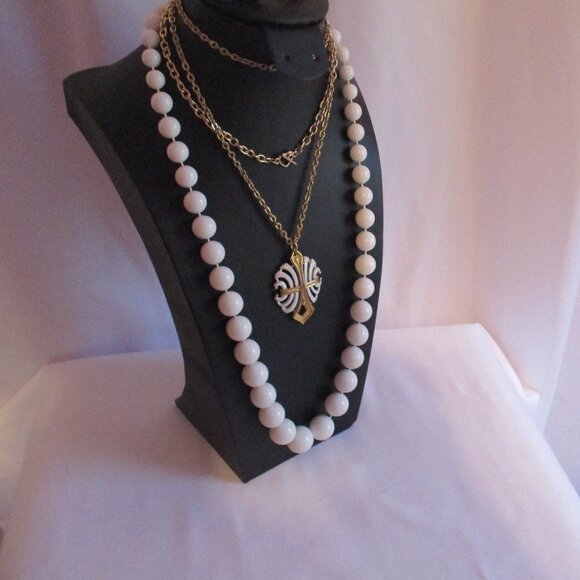 Multi Layered Necklace Lot White Acrylic Beaded Long Gold Tone Jewelry 24 in - Picture 6 of 6
